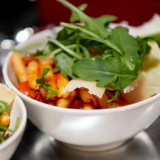 Pastabowl mit Ruccola und Parmesan
