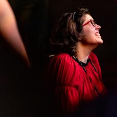 Nina lachend im Publikum